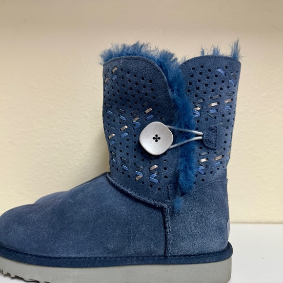 Worn once. Beautiful suede pattern on UGGs. Size 6. - Picture 3 of 6